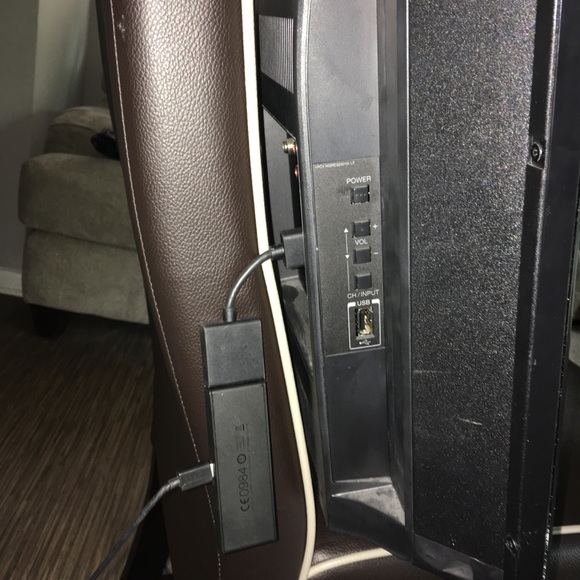 Toshiba 32" Class LED 720p 60Hz HDTV - Picture 4 of 5